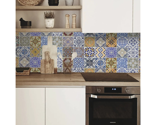 Scène de cuisine avec des carreaux muraux de style marocain au-dessus du plan de travail