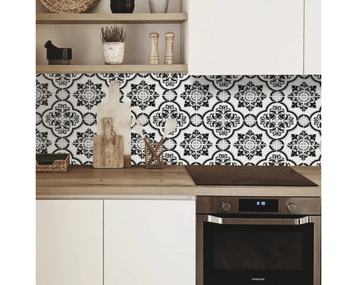 Scène de cuisine avec des carreaux muraux à motifs floraux