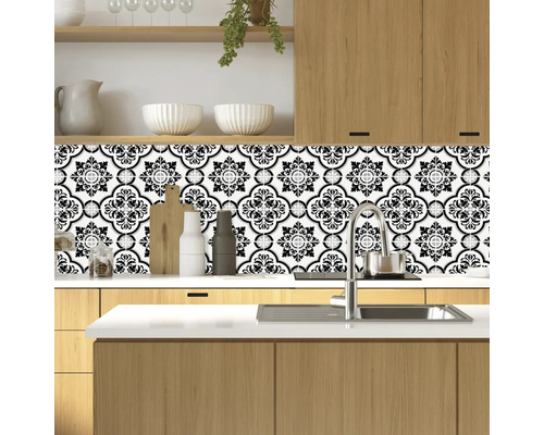 Scène de cuisine avec plan de travail, évier et autocollants de carreaux à motifs floraux