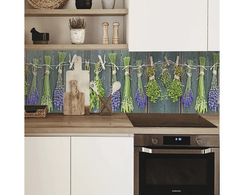 Crédence de cuisine avec motif d''herbes aromatiques au-dessus d''une plaque de cuisson