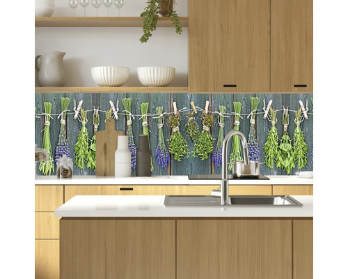 Scène de cuisine avec motif d''herbes aromatiques sur la crédence