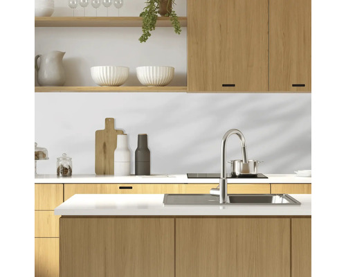 Scène de cuisine avec évier, robinet, plaque de cuisson et ustensiles de cuisine