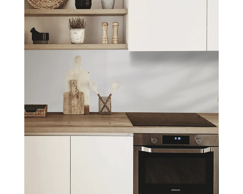 Scène de cuisine avec plan de travail, plaque de cuisson et four encastrable