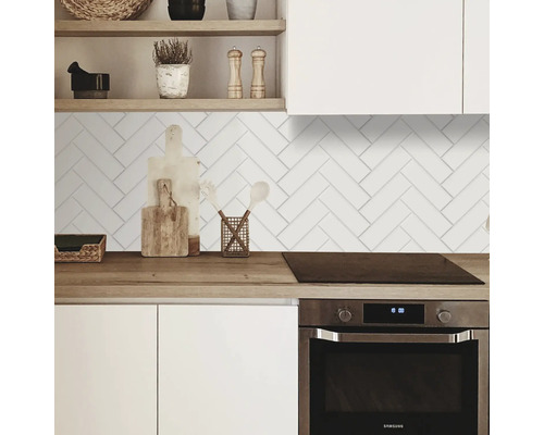 Scène de cuisine avec des carreaux rectangulaires blancs en motif à chevrons