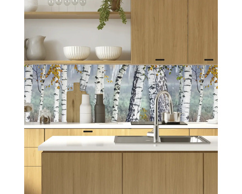 Crédence de cuisine avec motif de forêt de bouleaux dans une cuisine moderne