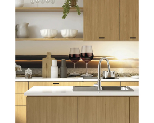 Scène de cuisine avec armoires de cuisine en bois, évier, robinetterie et décorations