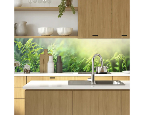 Küchenrückwand mit Farnmotiv hinter einer modernen Küchenspüle