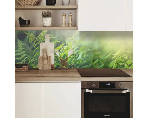 Küchenszene mit Kräutern, Holztisch und Küchenutensilien