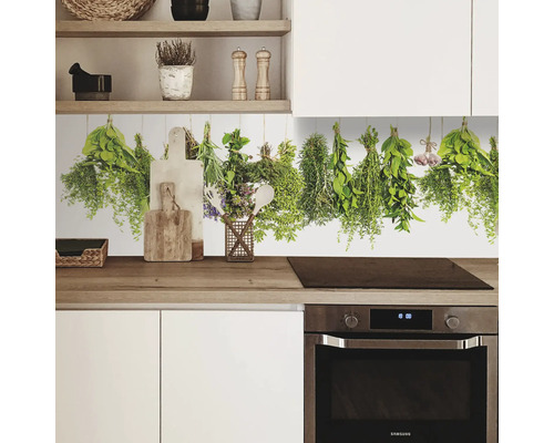Scène de cuisine avec des herbes suspendues en décoration