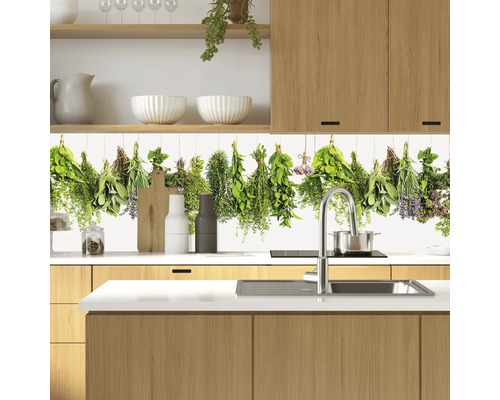Scène de cuisine avec crédence à motif d''herbes aromatiques, évier et ustensiles de cuisine