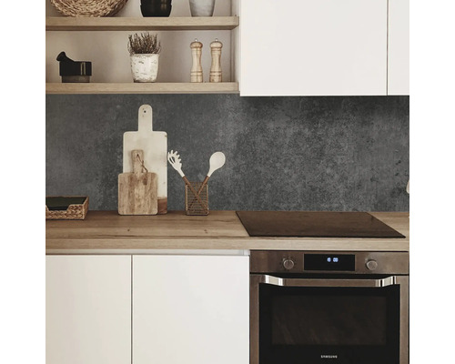 Küchenszene mit Arbeitsplatte, Spüle, Kochfeld und Küchenutensilien