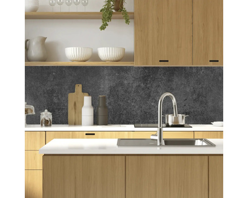 Moderne Küche mit Holzschränken, Arbeitsplatte, Spüle und Armatur