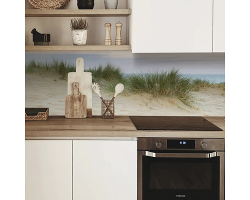 Crédence de cuisine avec motif de dunes derrière la plaque de cuisson et l''évier.