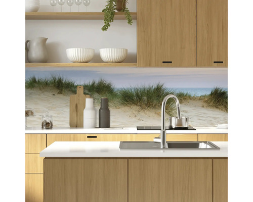 Cuisine avec évier, plaque de cuisson et crédence avec motif de dunes