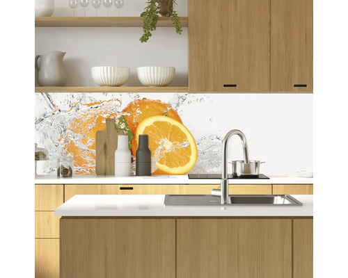 Scène de cuisine avec crédence à motif orange derrière l''évier