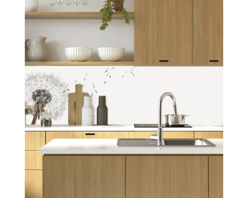 Scène de cuisine avec évier, robinet, plaque de cuisson et ustensiles de cuisine devant un fond de cuisine avec un motif de pissenlit