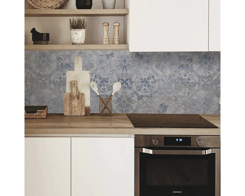 Scène de cuisine avec des carreaux bleus de style vintage