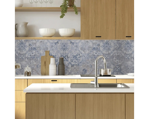 Scène de cuisine avec évier, robinet et crédence décorative