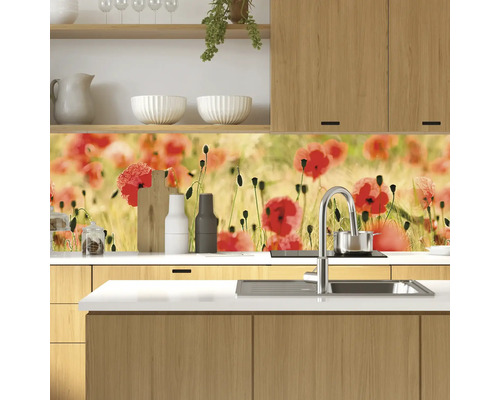 Crédence de cuisine avec motif de coquelicots dans une cuisine moderne.