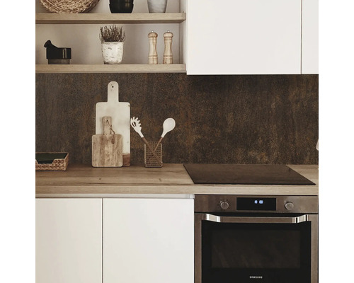 Scène de cuisine avec plan de travail, plaque de cuisson, four et ustensiles de cuisine