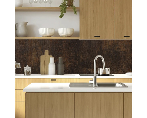 Scène de cuisine avec des armoires en bois, un évier et des décorations