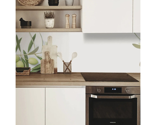 Scène de cuisine avec armoire de cuisine, plan de travail, plaque de cuisson et crédence de cuisine avec motif olive