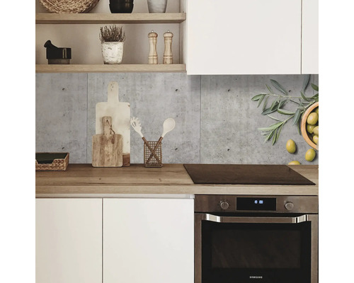 Crédence de cuisine avec aspect béton et motif d''olives derrière une cuisine