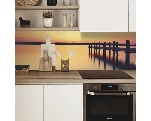 Crédence de cuisine avec un motif de lac au coucher du soleil dans une cuisine moderne.