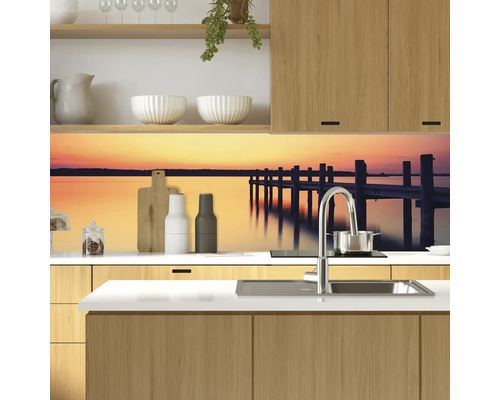 Crédence de cuisine avec coucher de soleil sur un lac et une jetée