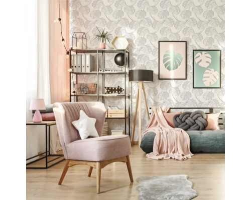 Salon avec fauteuil, étagère et plantes d''intérieur devant un papier peint à motif de feuilles