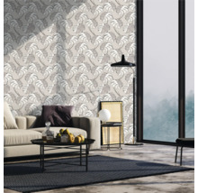 Salon avec papier peint à motifs, canapé et tapis pour un intérieur élégant