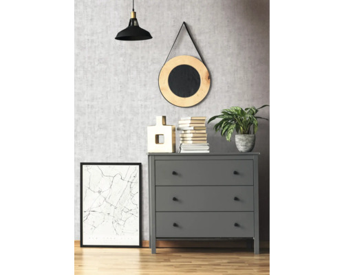 Commode grise à trois tiroirs dans une pièce avec des éléments décoratifs tels qu''une lampe, un miroir et une image encadrée.