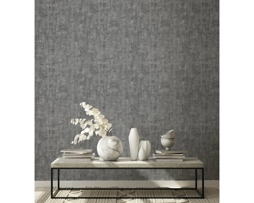 Scène avec papier peint gris, table avec décoration et tapis
