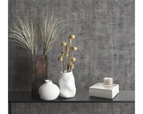 Vases décoratifs et livres sur une étagère