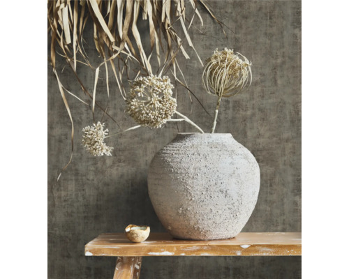 Scène décorative avec vase, fleurs et table
