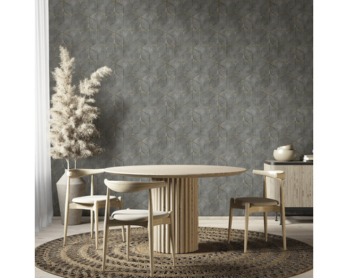 Salle à manger avec papier peint gris à motif géométrique, table ronde en bois et chaises