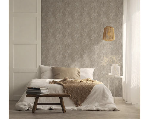 Chambre avec papier peint géométrique, lit et lampe