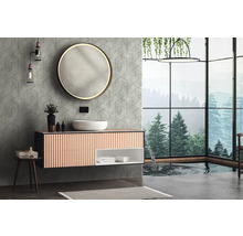 Modernes Badezimmer mit Waschtisch, Spiegel und großem Fenster mit Blick auf den Wald