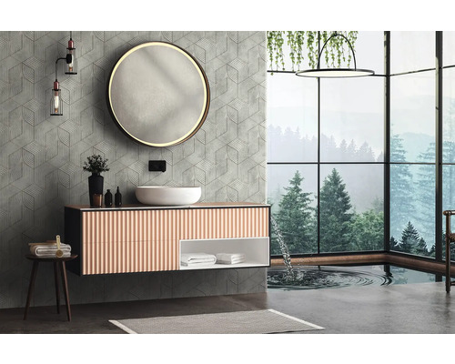 Salle de bain moderne avec lavabo, miroir et grande fenêtre donnant sur la forêt