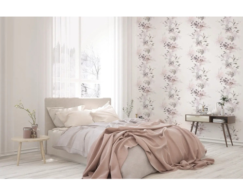 Helles Schlafzimmer mit floraler Tapete, Bett und Nachttisch.