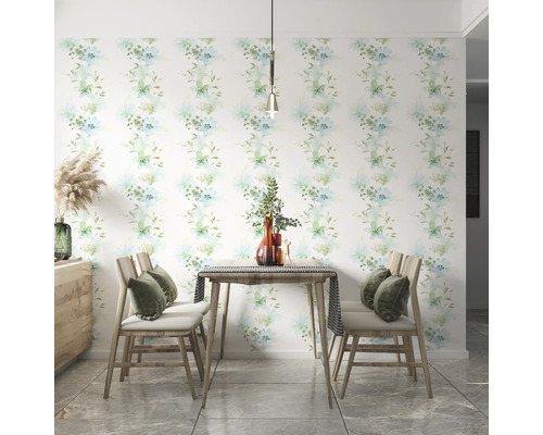Salle à manger avec papier peint à motifs floraux, table en bois et chaises