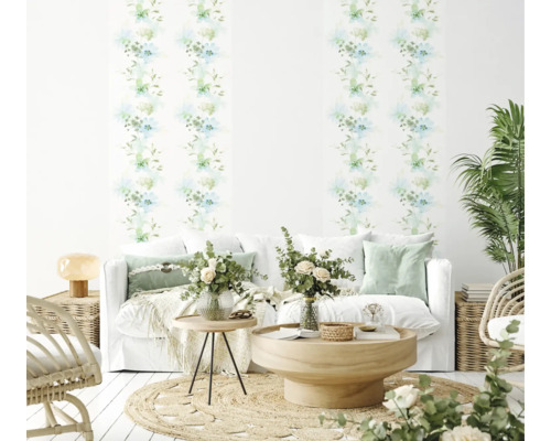 Salon avec canapé, table et papier peint à motifs floraux