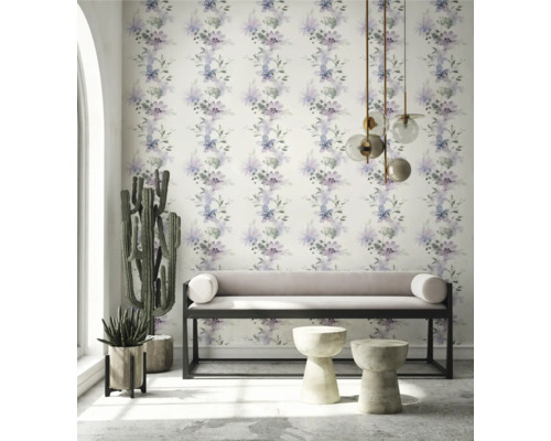 Aménagement intérieur avec papier peint à fleurs, canapé, table et plantes d''intérieur