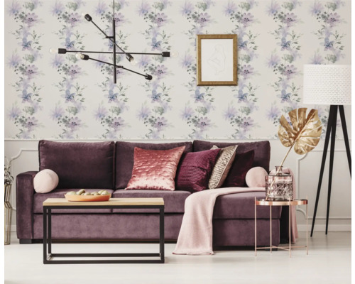 Salon avec canapé, table basse, lampadaire et papier peint floral