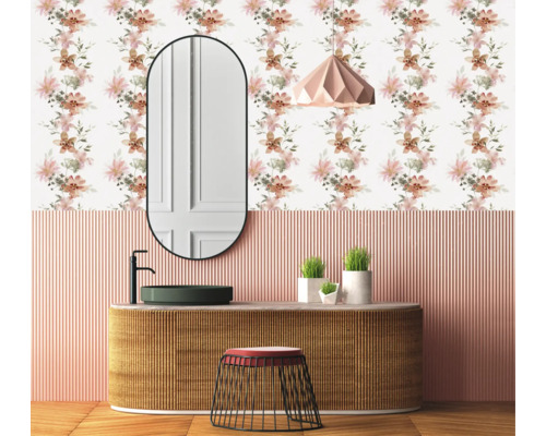 Aménagement de salle de bains avec lavabo, miroir, lampe et papier peint à motifs floraux