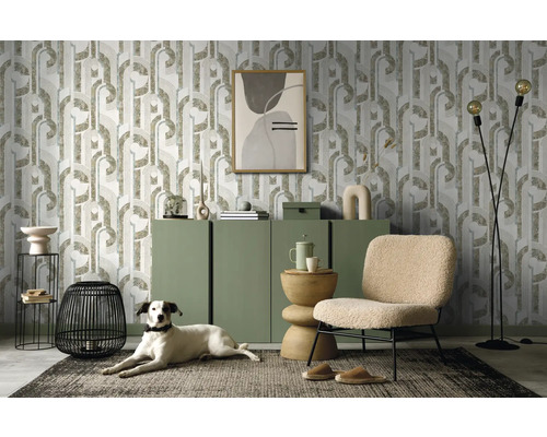 Salon décoratif avec papier peint géométrique, buffet et fauteuil
