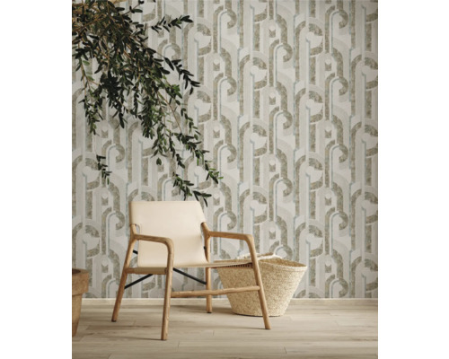 Scène avec chaise, panier et papier peint à motifs