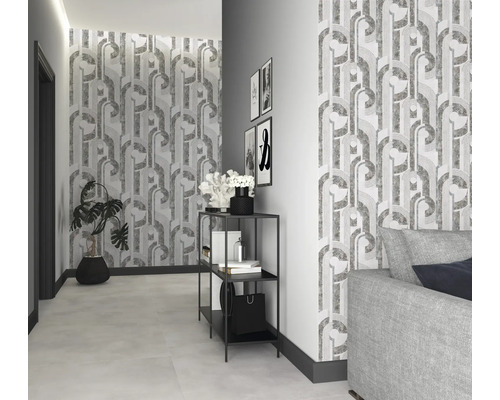 Intérieur décoratif avec papier peint à motifs, étagère et plante d''intérieur.