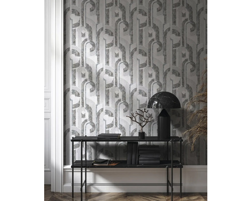 Scène avec papier peint à motifs et une table avec des objets de décoration