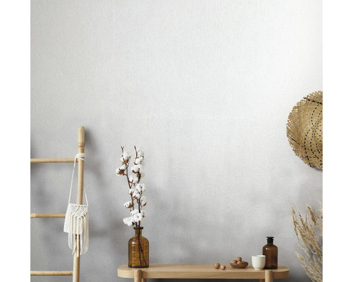 Szene mit heller Wand, Leiter, Dekorationen und Accessoires für die Raumgestaltung.